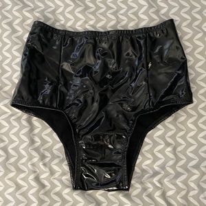 Cleo Heroine Liquid black high waisted pole shorts